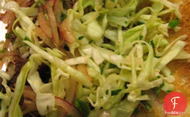 Sandvișuri de porc trase cu varză, capere și salată de ierburi