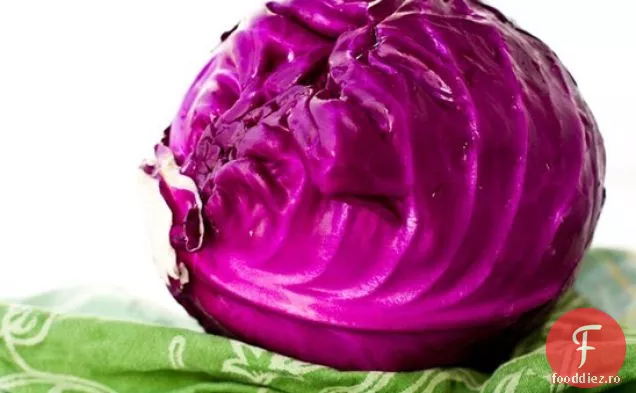 Peste salata de varză curcubeu cu pansament Tahini-lămâie