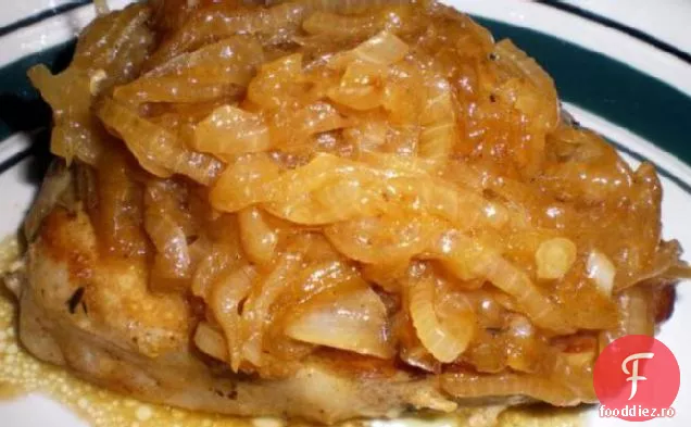 Cotletele de porc înăbușite în ceapă caramelizată