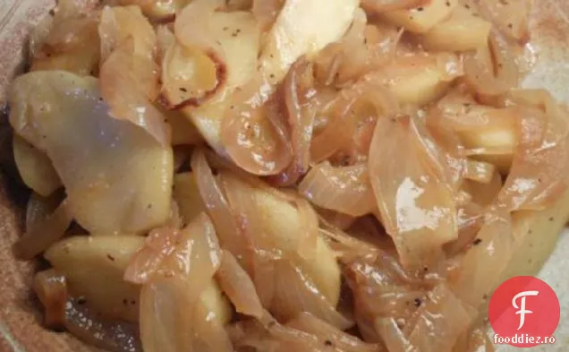 Mere și ceapă pentru a servi cu carne de porc