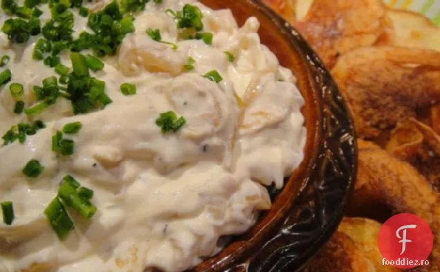 Baie de ceapă caramelizată cu chipsuri de cartofi tăiate gros