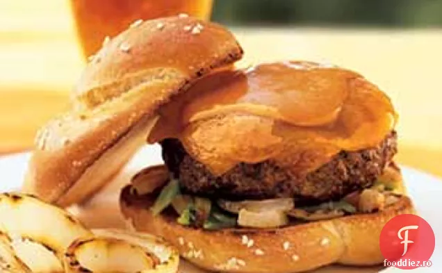 Cheeseburgeri cu ardei iute verde carbonizat și ceapă