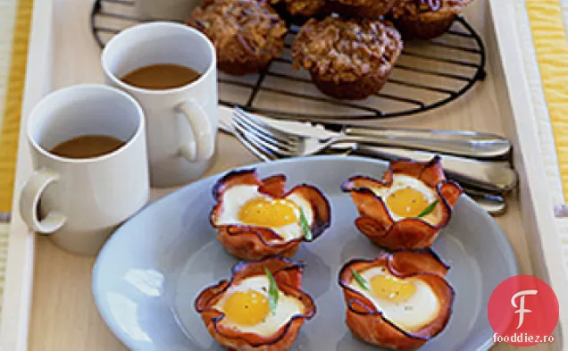 Ouă coapte și ciuperci în chipsuri de șuncă