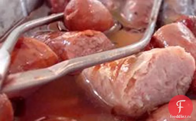 Cârnați de porc cu sos de ceapă caramelizat