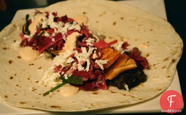 Tacos De Somon Ars Cu Fasole Neagră La Grătar, Salată De Varză Și Chi