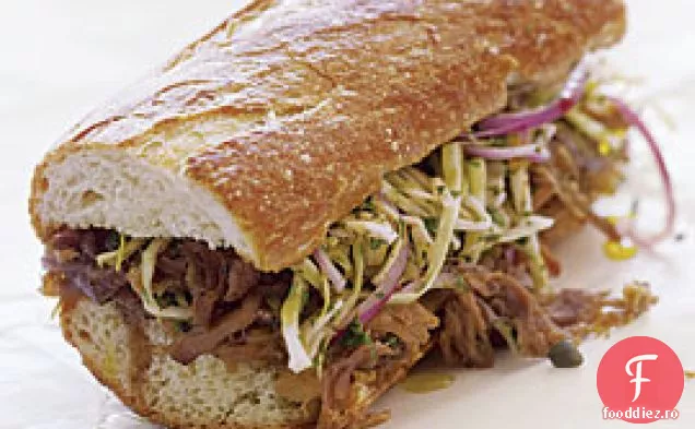 Sandvișuri de porc trase cu varză, capere și salată de ierburi