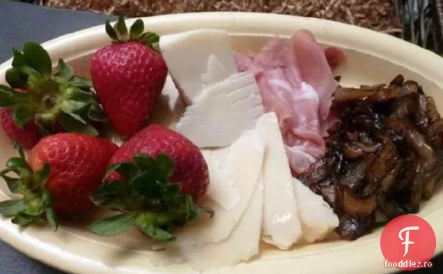 Antipasto de Prosciutto, brânză, căpșuni și ceapă balsamică
