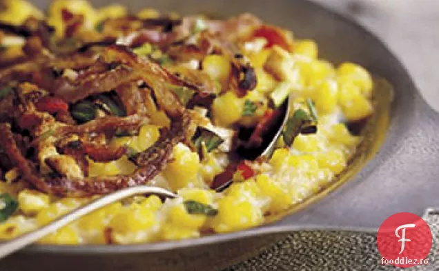 Gratin de porumb cremă cu inele de ceapă prăjite și slănină