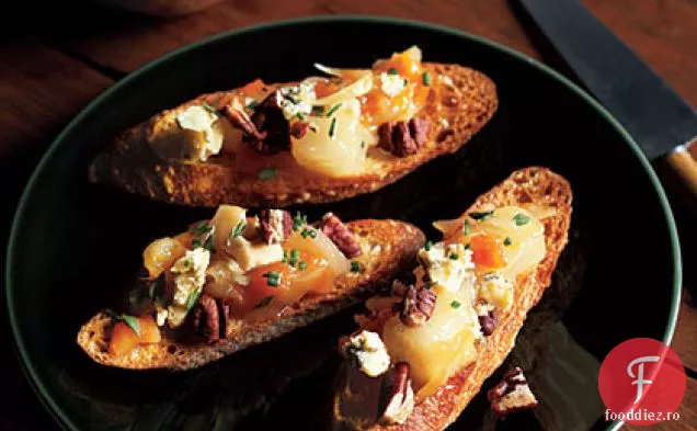 Bruschetta chutney de pere cu nuci pecan și brânză albastră