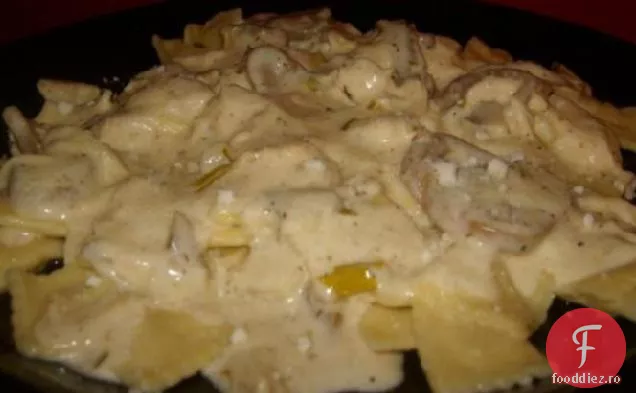 Ravioli cu un sos Alfredo cremos de ciuperci sălbatice