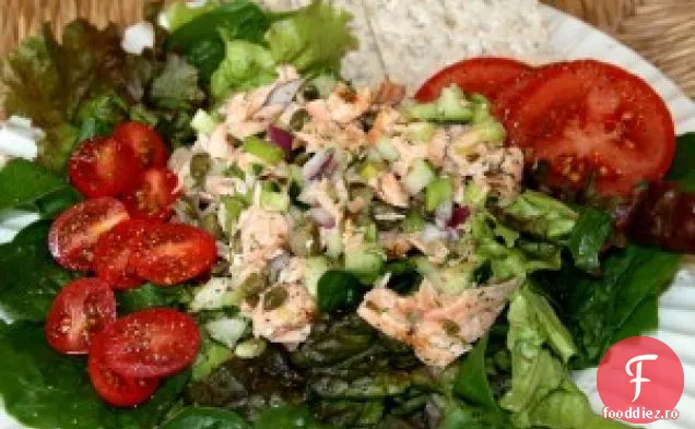 Salată De Somon La Grătar Cu Castraveți, Țelină Și Capere