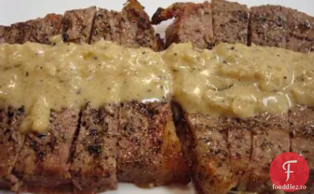 Friptură de coajă feliată pe pâine prăjită cu parmezan cu șalotă și sos de smântână