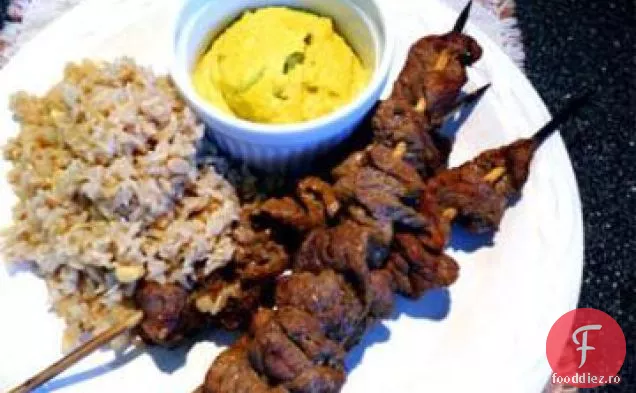 Satays De Vită Cu Sos De Scufundare Cu Nuci De Macadamia