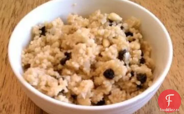 Cuscus cu nuci de pin și coacăze