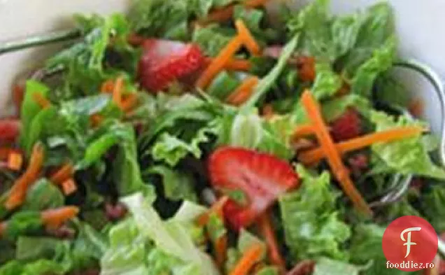 Salată romantică într-un castron