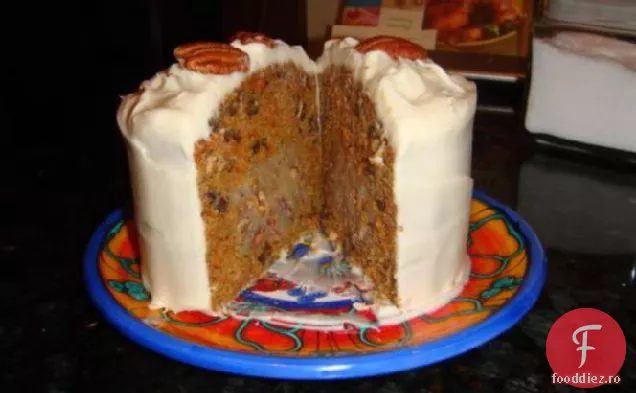 Tort de morcovi cu umplutură de cremă de Pecan și glazură de brânză cremă