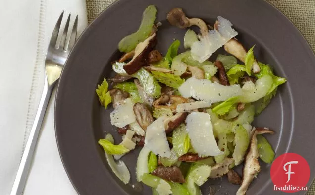 Salată de țelină și ciuperci cu Parmigiano ras