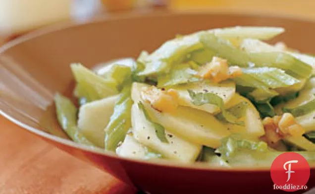 Salată Verde De Mere Și Țelină Cu Nuci Și Vinetă De Muștar