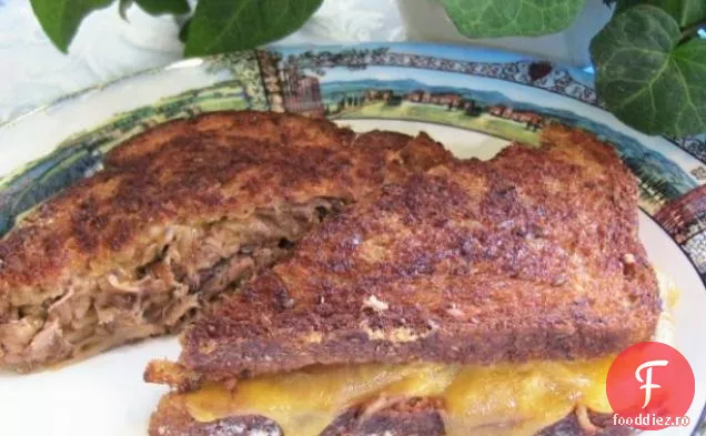 Mare gros Buttery friptură de vită 'n Cheddar Sammies / sandwich-uri