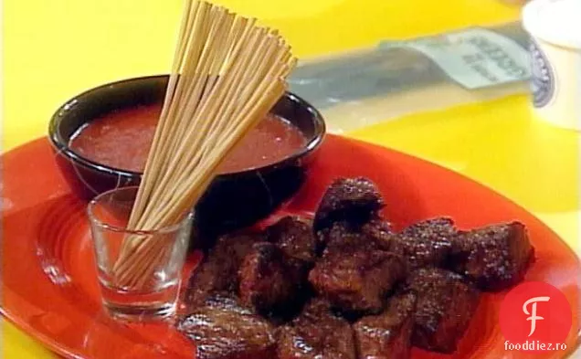 Mușcături de friptură cu sos de scufundare Bloody Mary