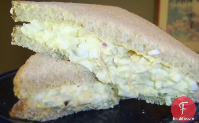 Sandwich Cu Salată De Ouă