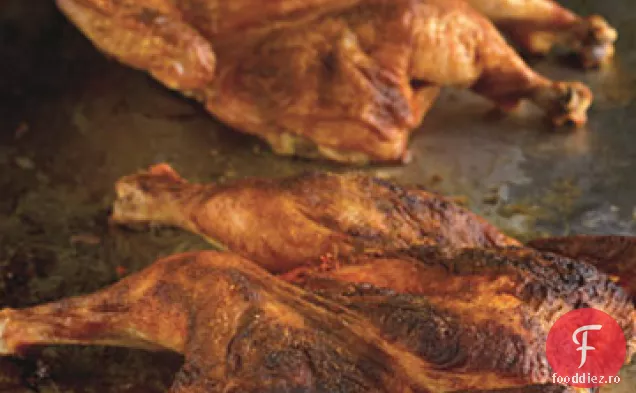 Pui prăjit cu boia spaniolă și cartofi zdrobiți prăjiți cu ierburi