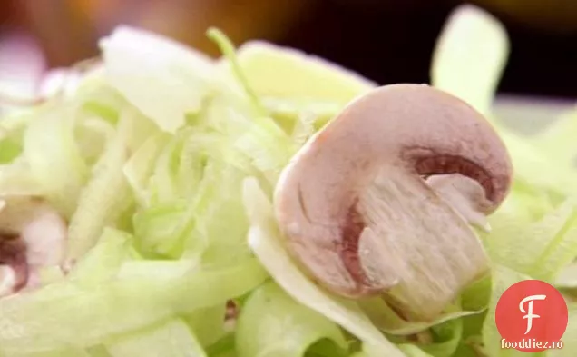 Salată de țelină, ciuperci și parmezan
