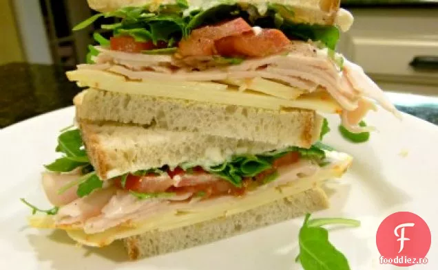 Sandwich Cu Salată De Pui