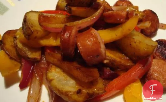 Bratwurst-Cină Cu Tigaie De Cartofi