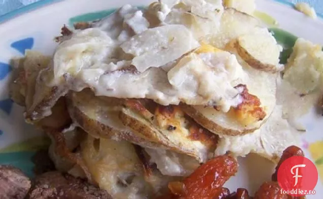Cartofi, ceapă caramelizată și Gratin de brânză de capră