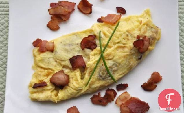 Omletă cu slănină și cartofi prăjiți