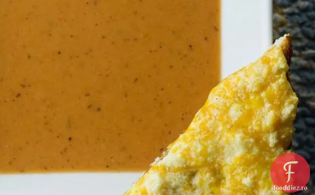 Supă Cremoasă De Roșii Cu Pâine Prăjită Cu Brânză Suflată
