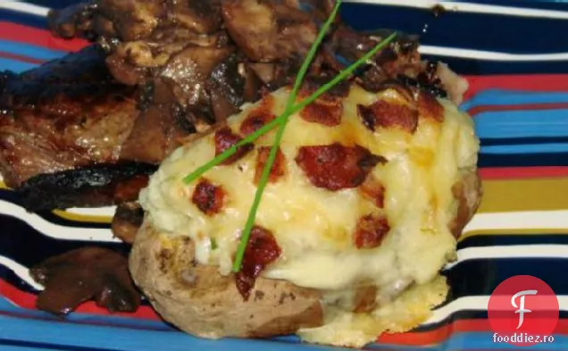 Versiunea cu microunde a cartofilor de două ori coapte cu brânză și slănină