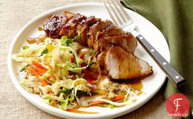Carne de porc negru și cafeniu cu salată picantă de bere