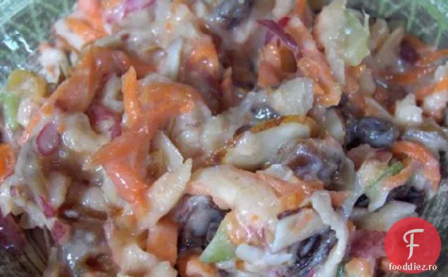 Salată de legume și fructe mărunțită