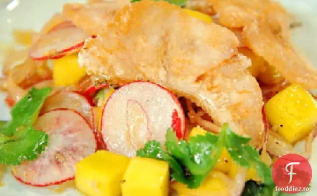 Salată crocantă de pește cu ceapă roșie, Mango și vinetă de soia-Lime