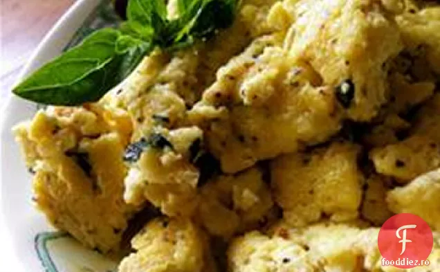 Ouă amestecate cu brânză cremoasă cu busuioc