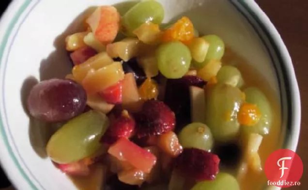 Salată Rece De Fructe Cu Sos Ușor