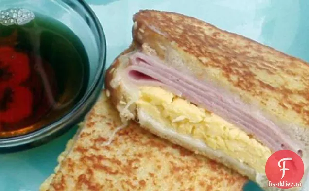 Sandwich De Mic Dejun Cu Pâine Prăjită Franceză Cu Sirop De Arțar Canadian