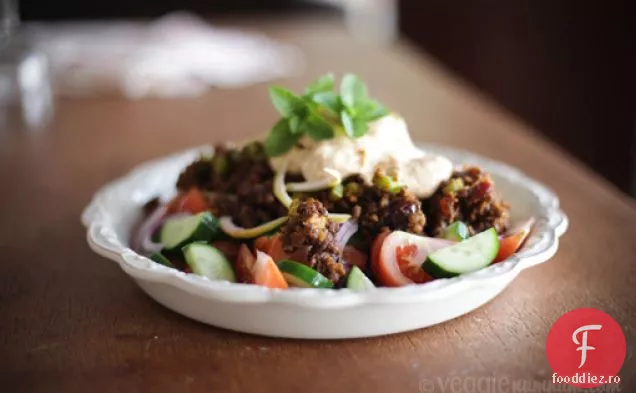 Salată De Linte, Curmale Și Roșii Cu Sos Tahini Cu Ulei De Ardei Iute