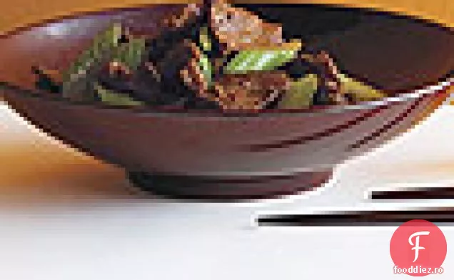 Carne de vită prăjită cu miros de chimen cu țelină