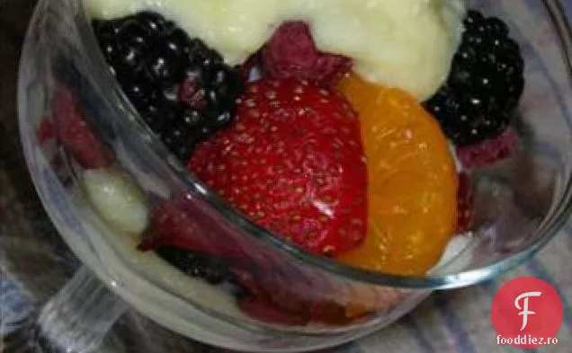 Fructe Proaspete Cu Sos De Cremă De Vanilie