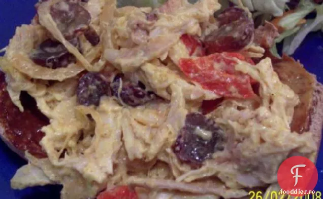 Salată de pui Curried cu struguri și ardei roșii
