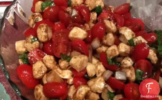 Salată de roșii și Mozzarella marinată balsamică