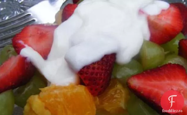 Salată De Fructe Proaspete Cu Iaurt De Vanilie Cu Miere