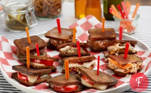 Mini bufet Sandwich: Mini brânză și roșii la grătar, Mini Rachael și mini Patty picant se topește