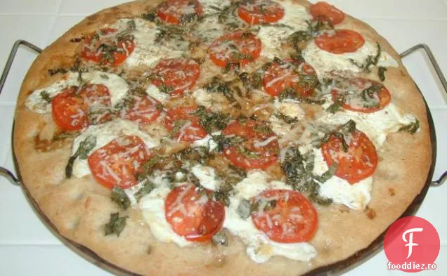 Pizza proaspătă cu Mozzarella și busuioc
