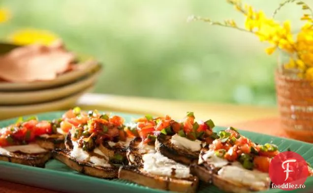 Crostini cu Mascarpone, Scallion la grătar, roșii și glazură balsamică