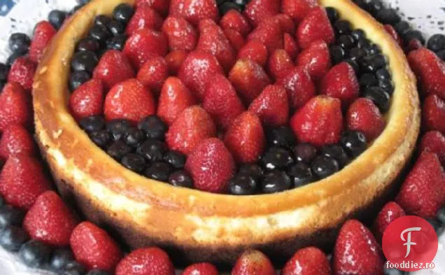 Cheesecake roșu, alb și albastru cu crustă de ciocolată.
