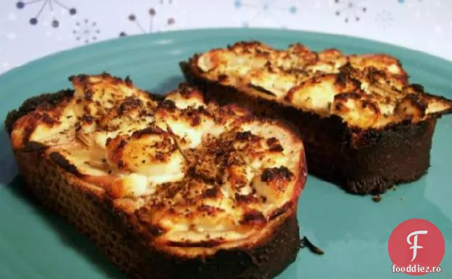 Brânză de capră și măr de tartă pe aperitiv de pâine franceză
